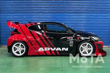 ADVAN GRヤリスのベース車両はトヨタ GRヤリス。GRとは、GAZOO Racingの略で、レーシングプロジェクトTOYOTA GAZOO Racingから生まれたトヨタのスポーツカーブランドだ。 トヨタ GRヤリスは、舗装路だけでなく未舗装路や雪道などでも行われるラリー競技の最高峰WRC（世界ラリー選手権）参戦を目的に開発された車両で、2020年12月までのWRCシリーズで17回の優勝を飾っている。