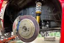 車を速く走らせるために、エンジン性能同様に大切なのがプレーキと足回りだ。自在にコントロールできるブレーキ性能と、コーナリング時に車の姿勢を安定させてくれるサスペンション性能はそのままレース結果に直結する。 ADVAN GRヤリスのプレーキには、国内メーカーとして信頼性の高い、ENDLESSのキャリパーとディスクを装備。足回りにはTuned by HKSの名の通り、レースシーンはもちろんチューニング用アフターパーツメーカーとしても有名なHKSのサスペンションを採用している。