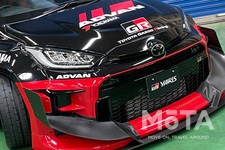 速そうだと感じ取ってもらえれば十分なのだが、念のために紹介しておくと、フロントバンパー部にある翼のようなエアロパーツはカナードと呼ばれる空力パーツ。空気の力によってフロント部の浮き上がりを防止し、車体を地面に押し付ける効果が期待できる。また、前後のタイヤフェンダー後部には、タイヤハウス内で発生する乱気流をスムーズに排出するためのスリッドが設けられている。