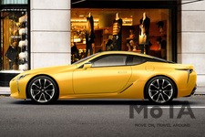 サイドビューは、緩やかに傾斜しているフロントスクリーン、小さめのサイドガラスエリア、ボリュームのあるドアパネルがスポーティーでエレガントなスタイルを作り出す。