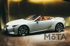 コンバーチブルは、ソフトトップルーフを座席の後方に完全格納。オープン時のスタイルはボリュームのあるボディパネルがいっそう強調され、ワイド＆ローなスタイリングがさらに際立つ。 さらに季節を問わずドライブを楽しめるよう、ウインドウリフレクター（整流板）で風の巻き込みを抑え、ネックヒーターやシートヒーターを装備する。