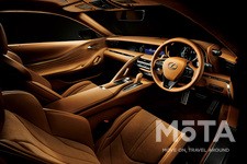 助手席には、センターコンソール部分とドアにダッシュボードから繋がるアシストグリップが装備され、包まれるような安心感がある。二段構えになっているダッシュボードが奥行きを演出し、パネルの一部と化しているセンターモニターやアナログ時計が上質な空間作りに一役買っている。ゆったりと落ち着ける車内が特徴だ。