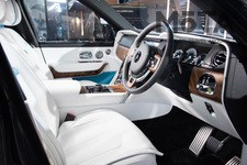 室内は最上級レザーにウッドとメッキがバランスよくあしらわれ、SUVでありながらもロールス・ロイスのラグジュアリー精神は受け継がれている。また、インテリアカラーは数パターン用意されており、オーナーが希望する通りの室内を仕上げることが可能だ。