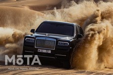 初のSUVというある意味挑戦的な車とも言えるが、同社の最上級車ファントムと同じ新世代の専用スペースフレーム構造である「アーキテクチャー・オブ・ラグジュアリー」を採用。さらに自動レベリング機能付きのエアサスペンションや初採用の4WD機構を備え、「魔法の絨毯」とも評されるロールス・ロイスならでは乗り心地は健在だ。