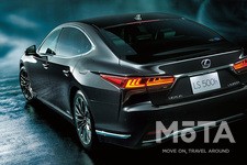 リアデザインのメッキ加飾や控えめだが、L字型テールランプにはピアノブラックのモールを施すことによって高級感と落ち着いた雰囲気を演出。また、ウィンドウのピラー（柱）はガラス面とほぼ平坦とし、一体と見せることでスタイリッシュさを感じさせる。