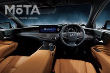 革張りのインストルメントパネル中央部には、タッチ式の12.3インチディスプレイを採用。タッチの操作性を向上させるため、ディスプレイの位置は従来よりも手前に配置された。