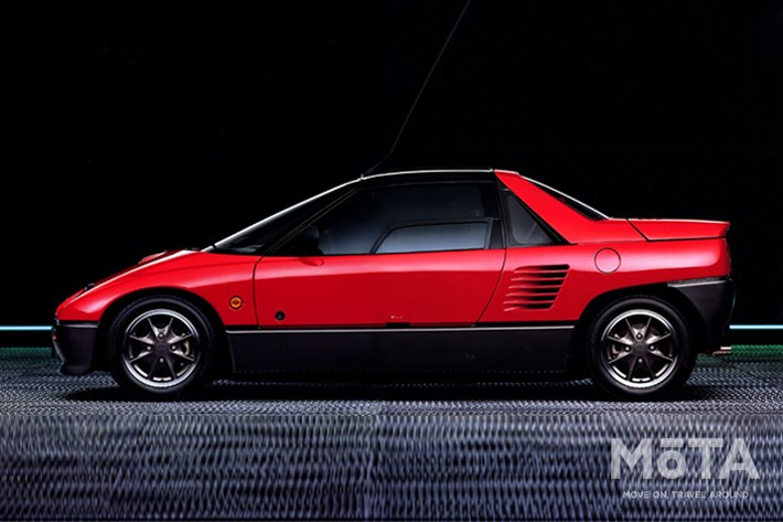 1989年の東京モーターショーに「AZ550 Sports」として参考出品された後、AZ-1として1992年に発売を開始。 さまざまな制約のある軽自動車ながら、エンジンレイアウトや軽量化など細部にまで工夫を凝らし、本格スポーツカーを目標に開発したというこだわりが詰め込まれた意欲作となっている。