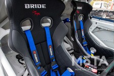 シートはホールド性があり、ライトユーザーにも定評のあるBRIDE（ブリッド）のフルバケットシート XERO VSを装着。GRヤリスのような車内空間の広くない車種にも難なく取り付けられるコンパクトな設計が特徴だ。