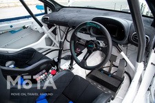 クスコ GR YARIS for DRIFT内装は余分なものは省かれ、極限まで軽量化。センターコンソールに位置するボタン類は、エンジンスタートやライトのON・OFFなど必要な機能を最小限にまとめられた。  スイッチングのほかにブレーカーボックスの役割も兼ねており、電気系統の管理は全てここに集約されている。