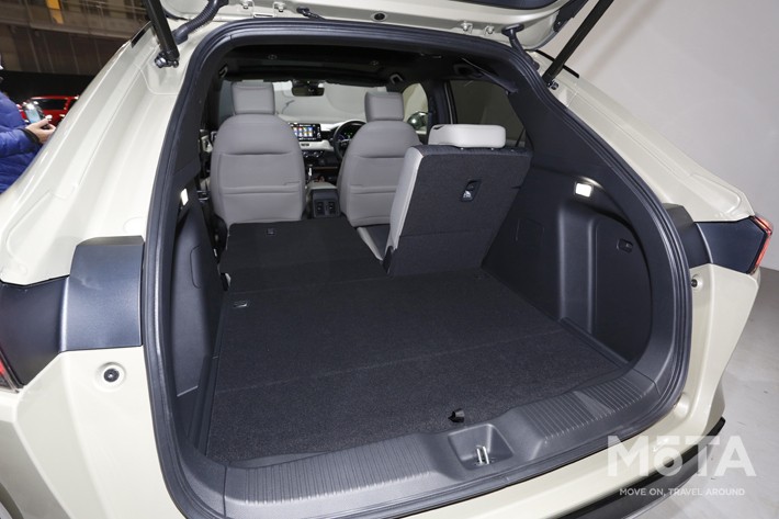 新型ヴェゼルとヤリスクロス荷室比較 荷室は割り切った コンパクトながらも多数の工夫でヴェゼル ヤリスクロスとも使い勝手は良好 画像ギャラリー No 12 徹底比較 人気新型車比較21年 Mota