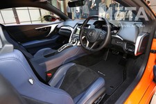 内装は「Human-Support Cockpit」というコンセプトをもと、ドライバーが運転に集中できるシンプルな造形が特徴。ダッシュボード、メーターフード、ベルトラインは視界を妨げないよう出っ張りや抑揚を抑えた。 さらにセンタークラスターおよびセンターコンソールは、ボタンの数が少なく運転に必要なスイッチ類が並ぶ。ナビ画面下の大型ダイヤルはドライブセレクトとなっており「Quiet」「Sport（標準モード）」「Sport+」「Track」の4つモードを選択できる。