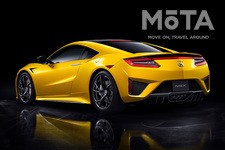 シンプルにまとめられたリア回りには、左右のテールランプをつなぐ横一文字のレッドガーニッシュが装着され、横方向への広がりとスポーティーさを演出している。