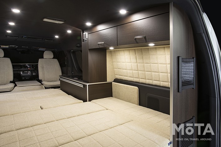 就寝用のマットレスは贅沢な厚さ90mmの2層構造となっている