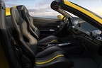 ドライブモードを選択するスイッチやウインカーのスイッチなど、走行に関わる部分はステアリングに配置されていて、F8トリブートはドライバーが極限まで走りを楽しむための車であることを体現したデザインだ
