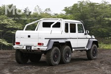 G63 AMG 6×6は、乗用車として世界初のタイヤ空気圧調整システムを備えている。このシステムは、タイヤ空気圧を極端に減圧し路面とタイヤの設置面を増やして走行する悪路の場面で役立つ。この空気圧調整システムは、車内に備わるスイッチで6輪すべての空気圧を調整することが可能だ。