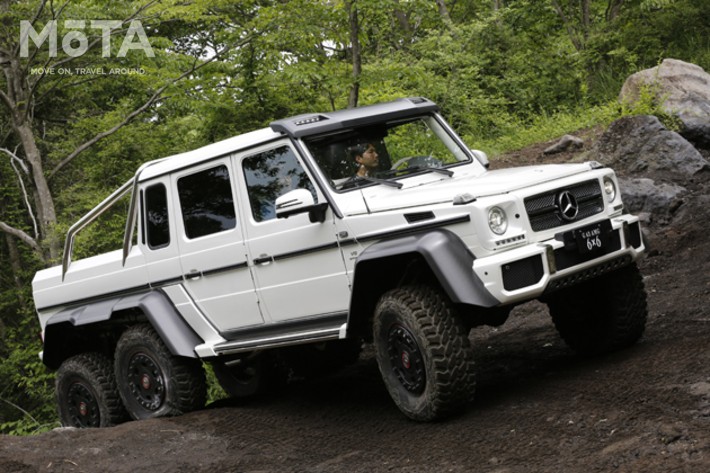 全長5875mm、全幅2110mm、全高2280mmのサイズを誇るメルセデス・ベンツ G63 AMG 6×6は、隣に人が立つと人が小さく見えてしまうほどの大きさだ。