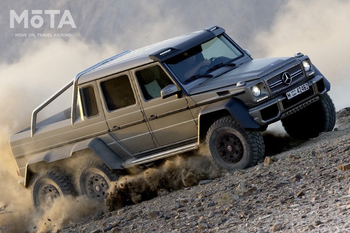 G63 AMG 6×6のインテリアだけを見たら、高級セダンやショーファードリブンと勘違いしてしまうほどラグジュアリー。しかし、一歩外に出れば6輪の巨大なタイヤを備えたガチオフローダー。これほど究極アンマッチな車を製作できるのは、スーパーカーから大型トラック、そして軍事用車両まで手掛けるメルセデス・ベンツならではと言えるだろう。