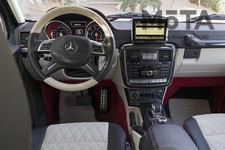 車内へ入るためには、最低地上高460mmの高さを乗り越えなければならないが、ステップに足をかけ車内へ乗り込むと、メルセデス・ベンツらしいラグジュアリーな空間が広がっている。  基本的なレイアウトはベースであるGクラスと共通で、ダイアモンドステッチが施されたシートやドアパネル、メッキ加飾されたスイッチ類が高級感を漂わせる。見た目のゴツさからは想像できないほどエレガントなインテリアは、背筋が伸びるほどの質感だ。