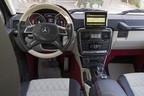車内へ入るためには、最低地上高460mmの高さを乗り越えなければならないが、ステップに足をかけ車内へ乗り込むと、メルセデス・ベンツらしいラグジュアリーな空間が広がっている。  基本的なレイアウトはベースであるGクラスと共通で、ダイアモンドステッチが施されたシートやドアパネル、メッキ加飾されたスイッチ類が高級感を漂わせる。見た目のゴツさからは想像できないほどエレガントなインテリアは、背筋が伸びるほどの質感だ。