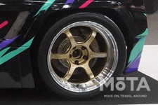 タイヤはブリスターフェンダーの装着により、前後共に265/35R18に変更。  純正サイズの225/40R18から約40mmタイヤ幅が拡大され、全開走行時の安定性を向上させた。また、ホイールは金型鍛造製法により剛性確保と軽量化を両立させた横浜タイヤのADVAN Racing R6を使用する。