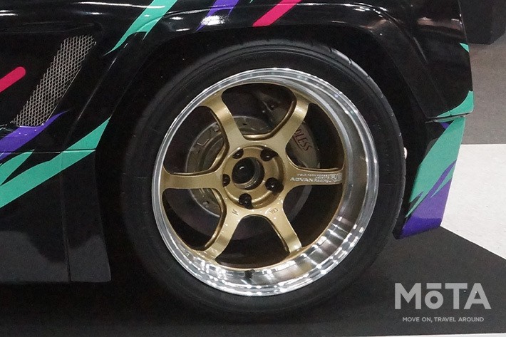 タイヤはブリスターフェンダーの装着により、前後共に265/35R18に変更。  純正サイズの225/40R18から約40mmタイヤ幅が拡大され、全開走行時の安定性を向上させた。また、ホイールは金型鍛造製法により剛性確保と軽量化を両立させた横浜タイヤのADVAN Racing R6を使用する。