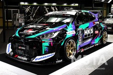 HKS RACING PERFORMER GR YARISは「様々なステージで最高の走りをセットアップ」をキーワードに製作された、サーキット走行やドリフト走行などの限界走行に特化したモデルである。  筑波サーキットのコース2000では、2020年12月時点でGRヤリスのチューニングモデルとしては初の1分切りとなる「58秒456」をマークした。  そんな好タイムを記録しながらも、HKSではエンジンや駆動系はまだ改良や開発の余地があるとしている。