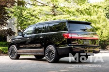 アメ車と言えば大排気量のV8エンジンという印象だが、エコ最優先という潮流にはフォードといえども逆らえず、エンジンサイズはV6 3.5リッターにダウンサイジング。  3.5リッターというエンジンサイズだけを見るとややコンパクトな印象を受けるが、搭載される2つのターボで加給されるV型6気筒エンジンは、なんと450馬力もの出力を発生。450馬力という出力はリンカーンブランドではもっともパワフルであり、2.5トンを超える大型ボディのナビゲーターでも全く問題なくドライブできる。