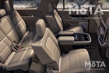 左右独立した2列目シートは、まるでショーファードリブン（オーナーは運転せず後部座席に乗る前提の超高級車）のような仕上がり。  また、大型のリアディスプレイや、エアコンなどをコントロールできる専用のセンターコンソールを備え、北米ではVIPの送迎に使用されることも多いナビゲーターならではの贅沢仕様だ。