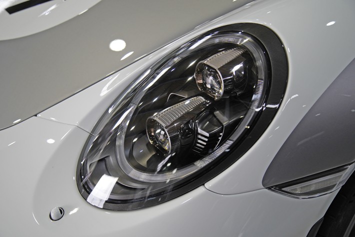 複雑な形状でもまったく問題なく施工できる。飛び石から保護できて見た目が変わらないのがポイントだ