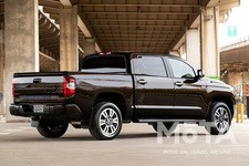 リアフォルムは、ピックアップトラック然としたワイルドさを醸し出しており、荷台背面あおりの「TUNDRA」のプレスマークも印象的だ。  荷室長は「レギュラーベッド」や「ロングベッド」、乗員を重視した「クルーマックス」モデルの選択などで変化。ロングベッドの荷台を選択すると、車体全長は更に長い6290ｍｍにまで拡大する。