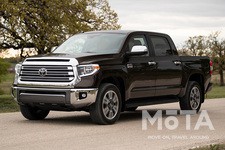 車名は北極圏の寒冷地に広がる荒原の「ツンドラ」から取られている。 まさしく「荒原」という名の通り、強大で武骨なフォルムは道行く人々の注目を集める事は間違いない。 搭載されるエンジンは5.7リッターV型8気筒で、381PSを発生。国産コンパクトカーの5倍以上の排気量を持つ。