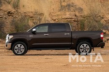 全長5,340mmと国産車の中ではかなり大柄なハイラックスより、さらに500mm近く全長が長い。全長が長い分、リアドア面積がハイラックスのものよりも大きい。  また、地面からかドア開口部までの高さが265mm以上と高いため、乗り降りしやすいようにサイドステップが装着されている。