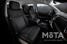 TRD Proグレードのインテリアは専用のブラックレザーシートと、各所にレッドステッチが施されるなどのベースグレードとの差別化される。  また、グレード問わずトヨタの予防安全パッケージ、「Toyota Safety Sense P」を搭載。自動ブレーキや車線逸脱警報など、ピックアップトラックながらな十分な安全機能が備わっている。