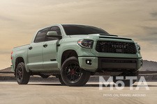 悪路走破性を高めたパッケージとして設定されている「TRD PRO」は、オフロード走行用のチューニングが各所に施された特別仕様車。悪路を走行することが多い山間部などに足を運ぶユーザーにとって、ぴったりな仕様になっている。