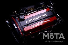 車重わずか1,360kgに対して、搭載される4G63型の2.0リッター直列4気筒ターボエンジンは最高出力280psを発生。 さらに足回りのセッティングも、ターマック（舗装路）仕様となっており、10mm車高を落としたセッティングはまさにレースカー。本当に市販して素人が運転してもいいのか？ と疑いたくなるほどの圧倒的な加速と機敏な操作性を体感できた。