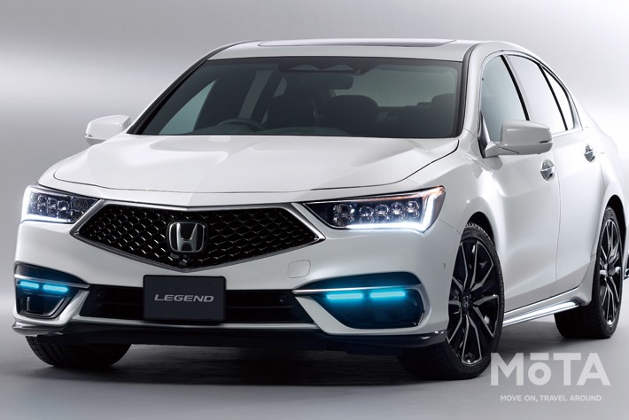 車体前方にフロントセンサーカメラとライダーを2つずつ、そしてレーダーセンサーを3つ。後方にはレーダーセンサーを2つ、レーダーを3つ搭載し、常に周囲を監視。既存のレジェンドと差別化するためブルーのデイライトを装着している