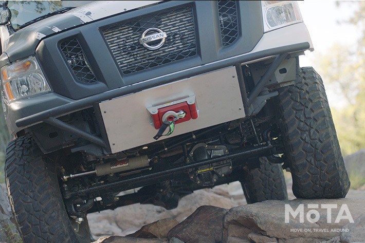 オフロード走行ではスタックや横転などのトラブルがついて回る。  そんな時の為にフックを引っ掻け、ワイヤーで巻き取りながら対象物を引っ張り上げるというウインチが車両下部には搭載されている。  こういったレスキューアイテムもNVカーゴXには当たり前の様に装備されているのだ。