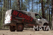 完全なオフロードマシンに仕上がっているものの、直線的な箱型フォルムからは元々商用フルサイズバンであるということを思い出させてくれる。  広大なラゲッジスペースには、スペアタイヤやジャッキなどの基本的なアイテムを装備。さらに圧縮エアータンクやポータブル溶接機までも搭載されており、オフロードのトラブル時に必要とされるものが一通り揃えられている。