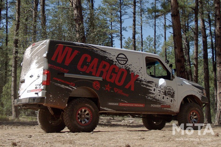 完全なオフロードマシンに仕上がっているものの、直線的な箱型フォルムからは元々商用フルサイズバンであるということを思い出させてくれる。  広大なラゲッジスペースには、スペアタイヤやジャッキなどの基本的なアイテムを装備。さらに圧縮エアータンクやポータブル溶接機までも搭載されており、オフロードのトラブル時に必要とされるものが一通り揃えられている。