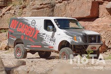 ベース車のNV2500HDから受け継いだビッグボディは全長6119mmを誇り、日本の駐車場ならば間違いなく収まり切らない長さ。  最低地上高（地面から自動車の最も低い所までの垂直距離）は本格オフローダーらしく560mmもあり、世の平均的な乗用車の地上高からは3.5倍ほどの高さもある。