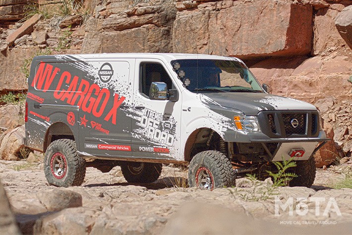 ベース車のNV2500HDから受け継いだビッグボディは全長6119mmを誇り、日本の駐車場ならば間違いなく収まり切らない長さ。  最低地上高（地面から自動車の最も低い所までの垂直距離）は本格オフローダーらしく560mmもあり、世の平均的な乗用車の地上高からは3.5倍ほどの高さもある。