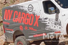 泥が跳ねたような車体のデザインは正にオフロードマシンを象徴するかのようであり、どんな悪路でも突き抜けていってくれそうな頼もしさがある。車体に大きくデザインされた「NV CARGO X」の文字は躍動感に満ち溢れインパクト抜群だ。