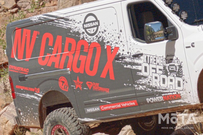 泥が跳ねたような車体のデザインは正にオフロードマシンを象徴するかのようであり、どんな悪路でも突き抜けていってくれそうな頼もしさがある。車体に大きくデザインされた「NV CARGO X」の文字は躍動感に満ち溢れインパクト抜群だ。