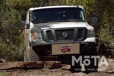 日産 NVカーゴ Xは、北米日産の商用フルサイズバンNV2500HDをベースに「究極のオフローダー」をコンセプトに製作されたカスタムモデルだ。  元々はオフロード車を取り扱う北米の車番組、「エクストリームオフロード」とのコラボレーションで誕生したということもあり、エンジンやトランスミッション、4WDシステムまでも他車種からごっそり持ってくるなど、カスタム内容もアメリカンでダイナミックだ。
