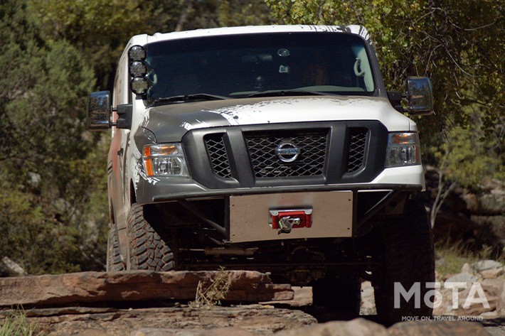 日産 NVカーゴ Xは、北米日産の商用フルサイズバンNV2500HDをベースに「究極のオフローダー」をコンセプトに製作されたカスタムモデルだ。  元々はオフロード車を取り扱う北米の車番組、「エクストリームオフロード」とのコラボレーションで誕生したということもあり、エンジンやトランスミッション、4WDシステムまでも他車種からごっそり持ってくるなど、カスタム内容もアメリカンでダイナミックだ。