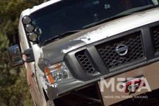 車体右側のピラー部には縦3連のLEDライトが装備され、視界の悪い夜間の走行時や緊急作業時等に役に立つ。  デザインとしても武骨なスタイリングの中で良いアクセントとなっており、NVカーゴXのチャームポイントのひとつだ。