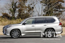 走行状態に合わせて車高や減衰力を調整する油圧式の足回り（サスペンション）を搭載し、オンロードの高速走行からオフロードまで、あらゆる場面で車の姿勢をコントロールし乗り心地を維持。  走行安定性を高めたい高速走行時やエンジンを停止する乗降時には自動的に車高がさがる。また、オフロード走行時に使用する「4L」を選択すると自動的に車高が上がり、悪路の走破性能を高めてくれる。