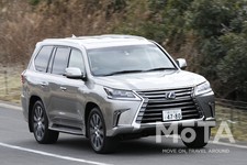 2.5トンを超える大柄なボディを快適に走らせるエンジンは、最高出力377psを発生するV型8気筒5.7リッターエンジン。スーパーインテリジェント8速オートマチック（8 Super ECT）と組み合わせ、巨大なエンジンパワーを余すことなく路面に伝え、ボディサイズを感じさせないスムーズな加速感を実現する。