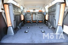 2列目、3列目シートを収納すると、巨大なスペースが出現。床面は完全にフラットで、全体としても長方形に近いスペースなので、荷物の積み込みには重宝しそう。走破性を生かして大自然の中に分け入り、このままキャンプもできそうだ。