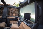 運転席のある前席と後席は、スイッチ一つで透過性を変えられる電動パーティションで区切られているので、後席は完全に独立した空間となる。  そして、後席のみに許されたオープンこそ、マイバッハがこだわったランドレーの醍醐味。プライベートを完全に確保した状態でルーフを開ければ、そこに広がる大自然を独り占めできる。